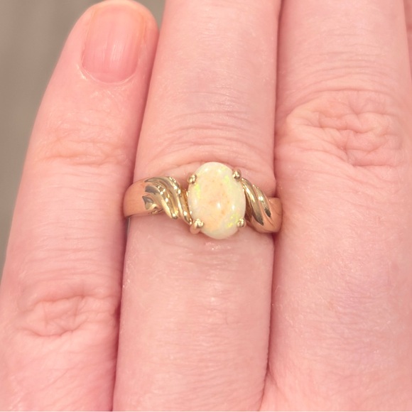 Vintage 10K Australian White Opal Ring: Gold Dainty Oval Solitaire Size 6.5 - Picture 4 of 12